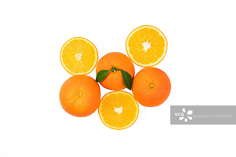 新鲜的柑橘类水果和切片。这是柑桔类水果和切片孤立的背景。美味可口，美味和健康的橙子在白色的背景从俯视图图片素材