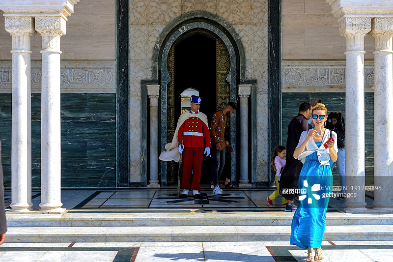 在穆罕默德五世陵墓入口和拉巴特哈桑塔广场，身着民族服装的卫兵图片素材