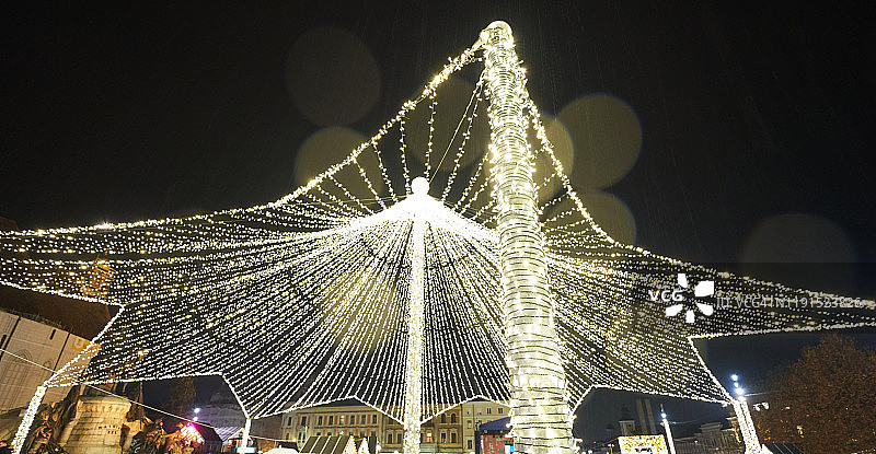 罗马尼亚特兰西瓦尼亚的克卢日-纳波卡集市上的圣诞彩灯在国庆日覆盖了所有摊位图片素材
