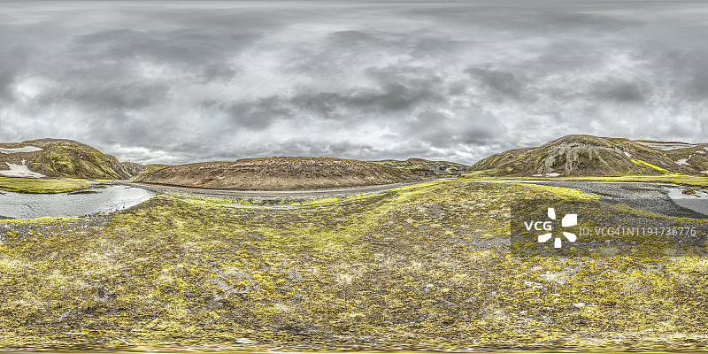 冰岛F路附近的landmanalaugar而戏剧性的天气- 360°全景非常戏剧性的汽车风景CGI使用。图片素材