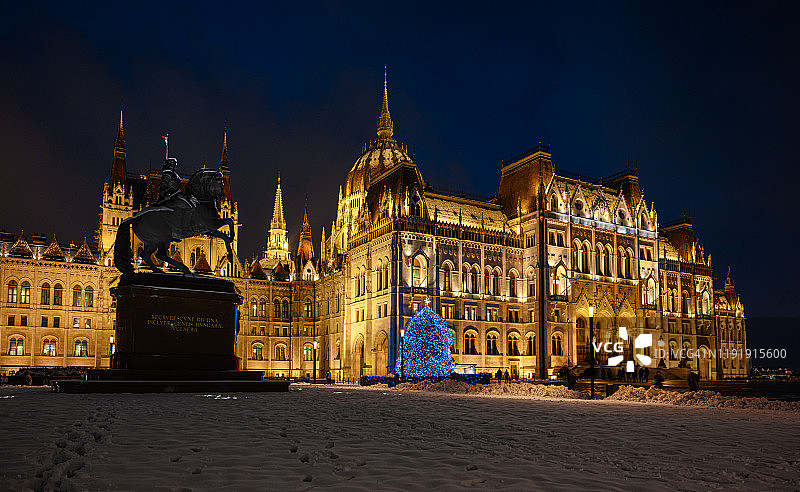 布达佩斯Kossuth广场的国家圣诞树的广角视图图片素材