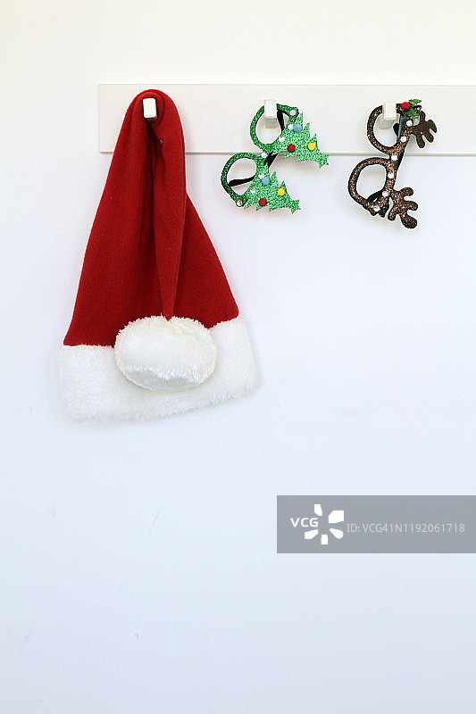 圣诞老人的帽子和装饰物挂在架子上图片素材