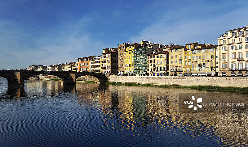 意大利佛罗伦萨，沿着阿尔诺河(Lungarno)河岸倒影的文艺复兴宫殿图片素材