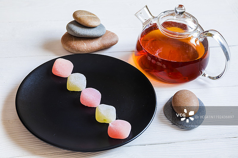 日本传统甜点彩色麻糬茶壶图片素材