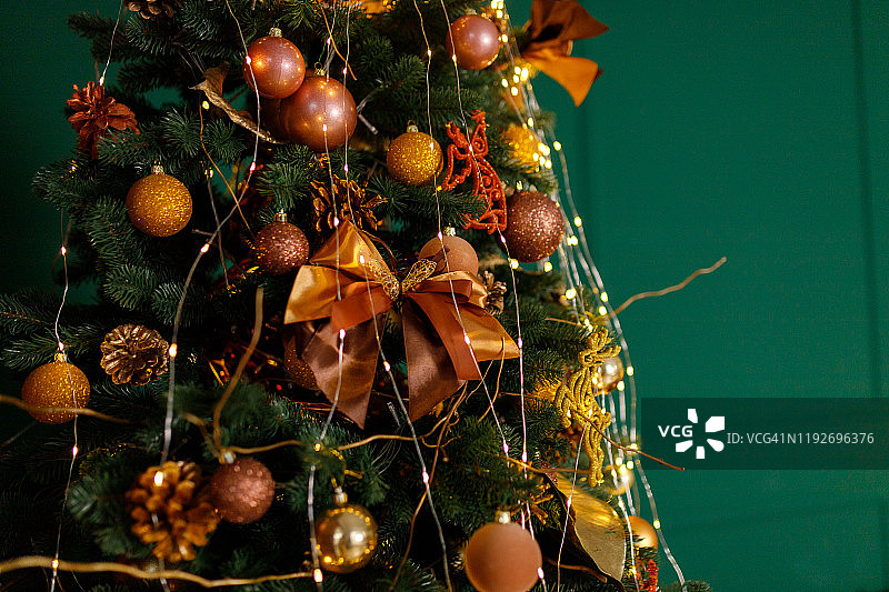 圣诞树装饰美丽的玩具在一个工作室的背景。文本。图片素材