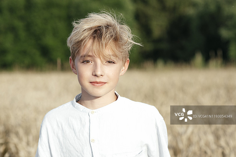 燕麦地里金发男孩的肖像图片素材