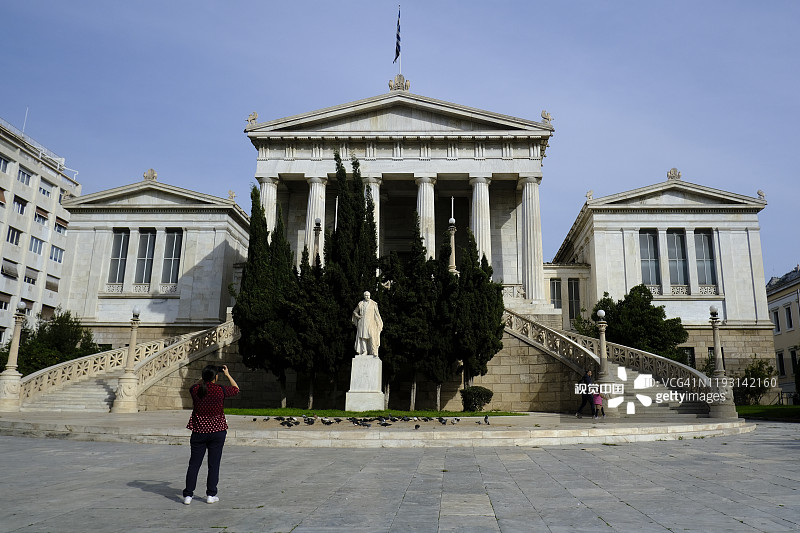 11月16日，在希腊雅典，一名女子坐在希腊国家图书馆外图片素材