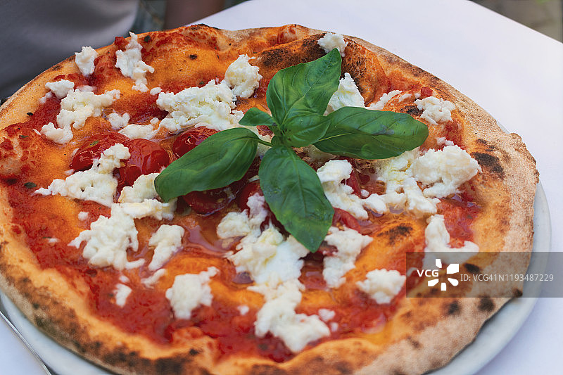 新鲜美味的意大利披萨特写。图片素材