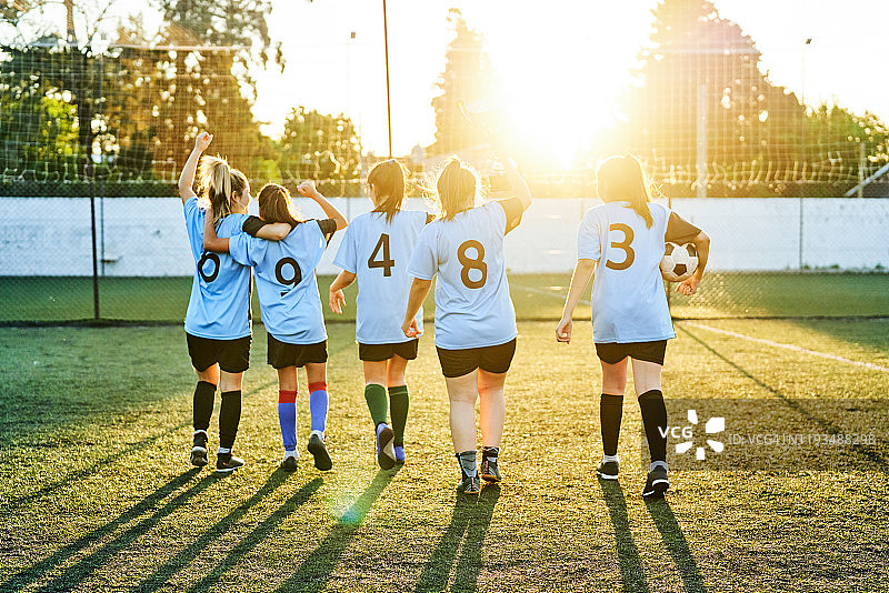 足球女孩庆祝运动场上的成功图片素材