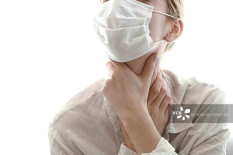 戴着防流感口罩喉咙痛的女人图片素材