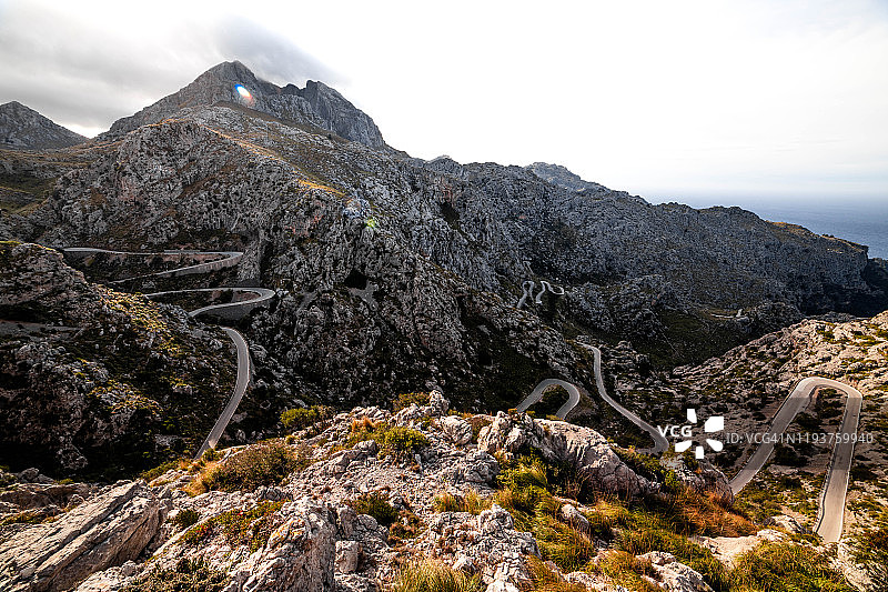马略卡山脉蜿蜒曲折的道路，与海平线相望。图片素材