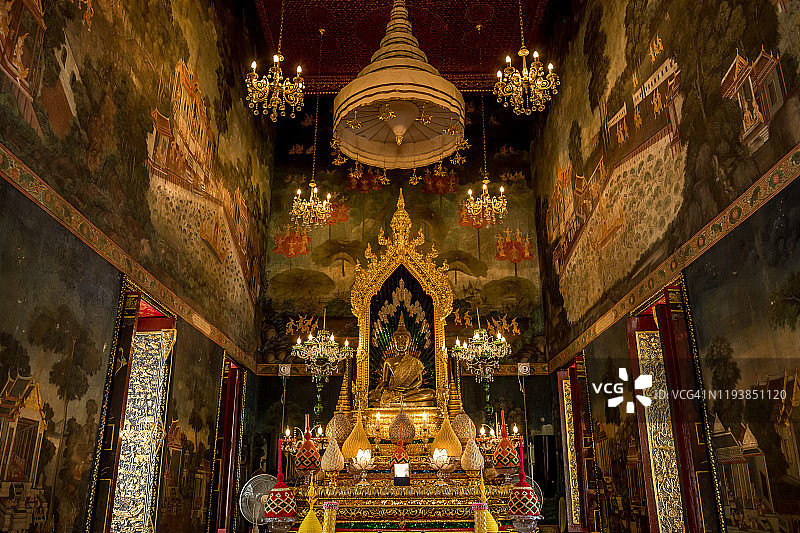 泰国曼谷巴吞瓦纳兰寺大殿中的佛像图片素材