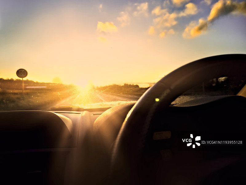 美丽的日落从司机的点，而驾驶汽车图片素材