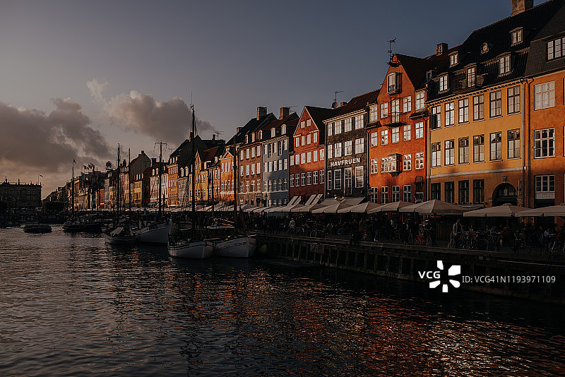 风景秀丽的日落在丹麦哥本哈根尼哈芬港图片素材