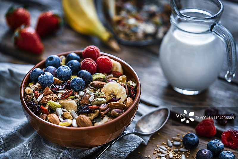 健康早餐:麦片，水果和干果碗图片素材