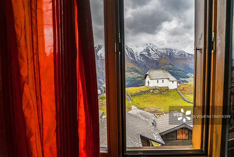 Bettmeralp透过窗户看到的阿尔卑斯山村庄，瓦莱，瑞士图片素材