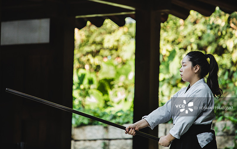 亚洲女性在户外练习日本武术图片素材