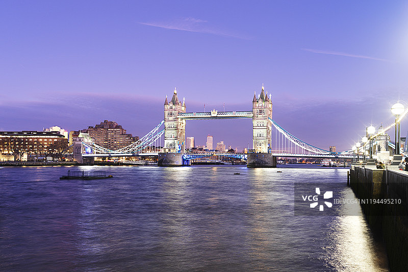 黄昏时分的伦敦塔桥图片素材