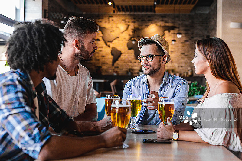 一群朋友在酒吧喝酒图片素材