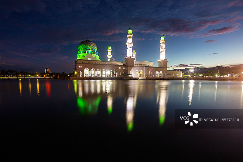 东马来西亚沙巴州，日出时漂浮的清真寺图片素材