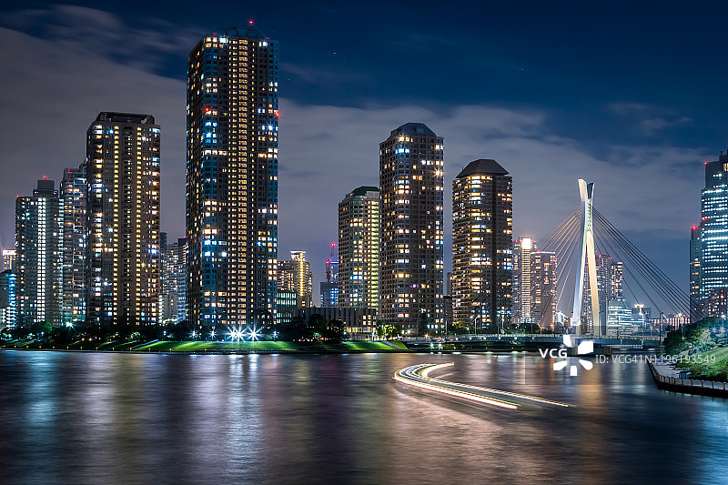 东京天际线美丽的滨水夜景，越过sumida河，Koto区，日本东京。图片素材