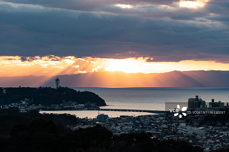 日本神奈川县海滩上的夕阳图片素材