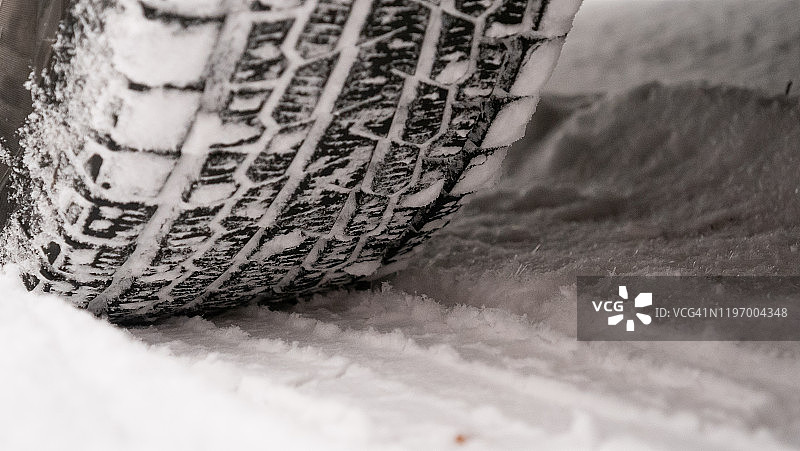 雪地上的冬季轮胎。冬天的道路安全。图片素材