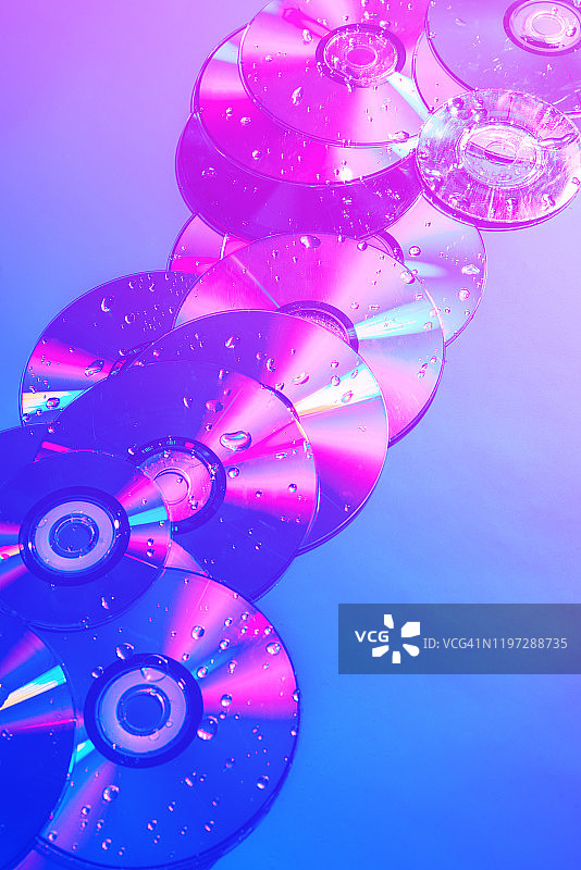 cd在朴素的背景下，用霓虹浅粉蓝色照亮，极简风格图片素材