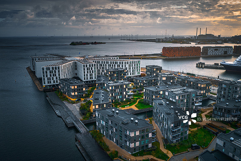 哥本哈根城市景观:海边的现代建筑图片素材