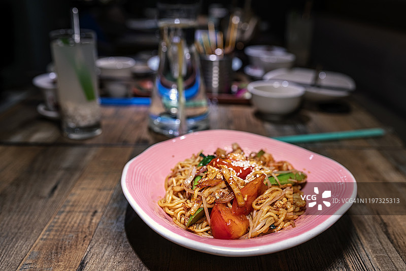 新加坡餐桌上的传统食物图片素材