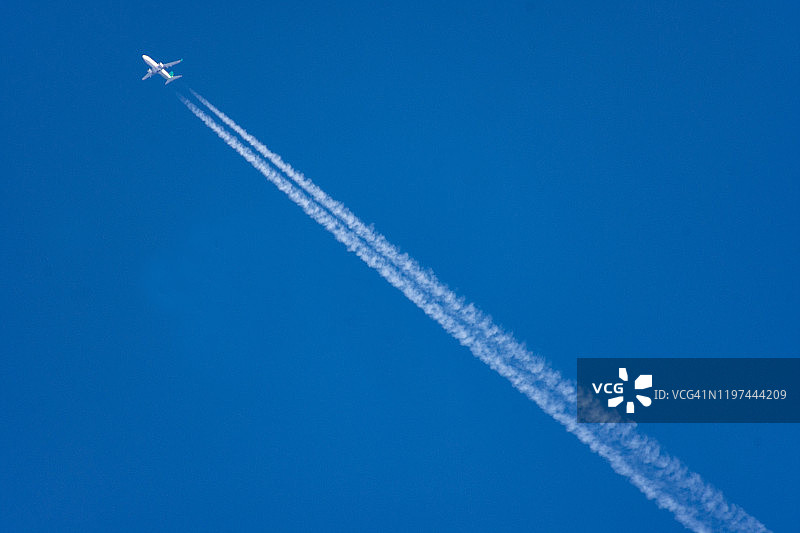 飞机在日本的蓝天上飞行图片素材