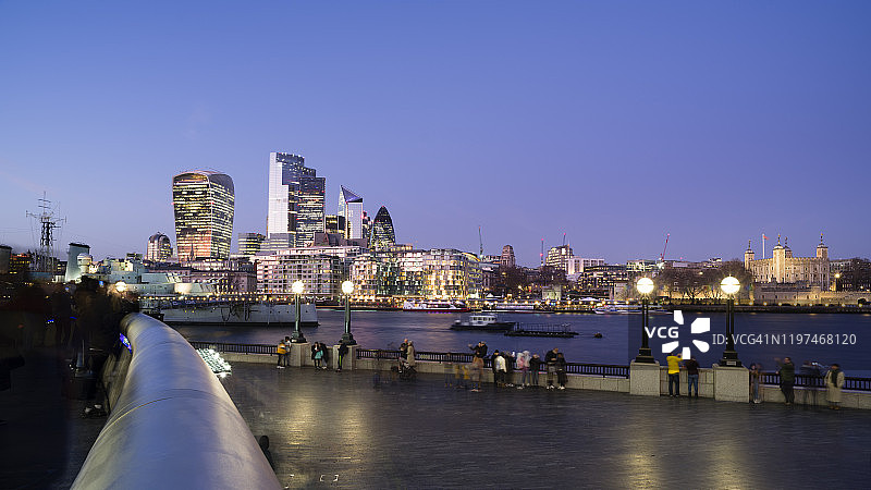 河岸和伦敦的城市天际线在黄昏时被照亮图片素材