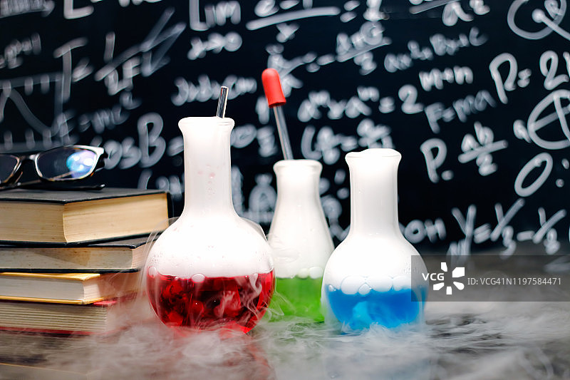 实验室研究。科学玻璃器皿、化学教学板书图片素材