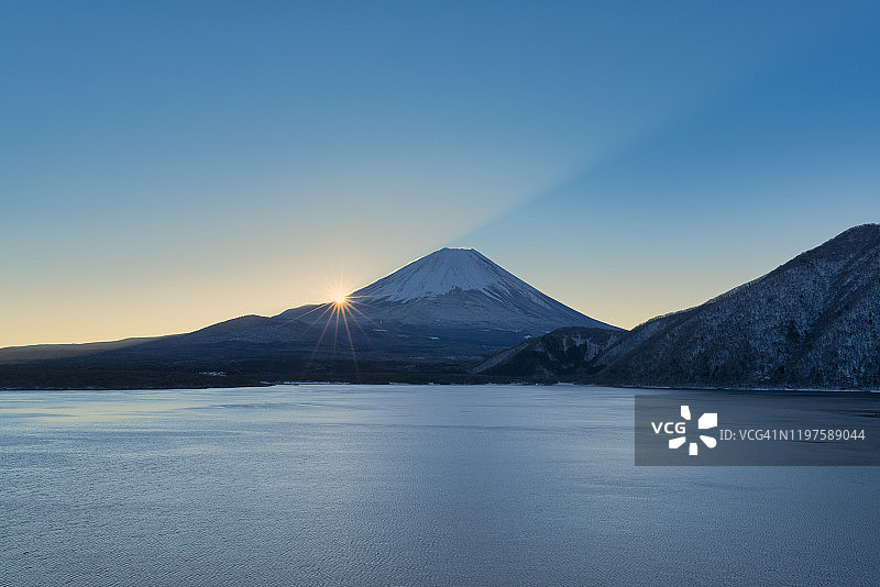 日出时富士山上的元津湖图片素材