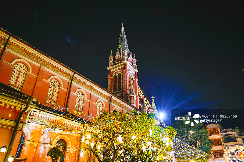 圣诞装饰和内部的Tan Dinh教堂图片素材