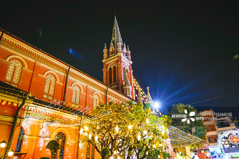 圣诞装饰和内部的Tan Dinh教堂图片素材