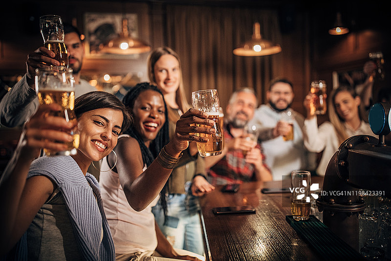 一群朋友在酒吧喝啤酒图片素材