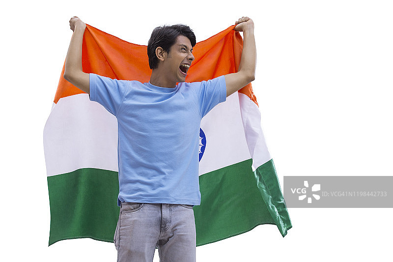 独立日，年轻人兴奋地举着印度国旗图片素材