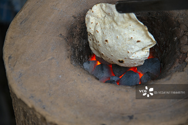 新鲜的烤炉烤制的印度烤饼图片素材