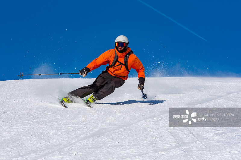 在安道尔的格兰德瓦利拉，山上的滑雪者，准备好的滑雪道和阳光明媚的一天。“n图片素材
