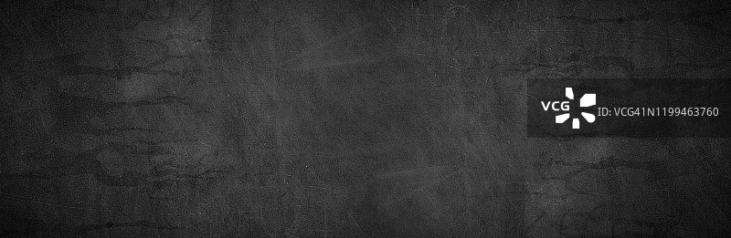空白宽屏幕真实的黑板背景纹理在大学概念返回学校全景壁纸黑色星期五白色粉笔文字画图形。空的超现实的房间墙壁黑板苍白。图片素材