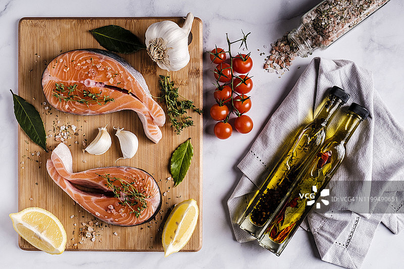 健康食物-大西洋鲑鱼排的配料图片素材