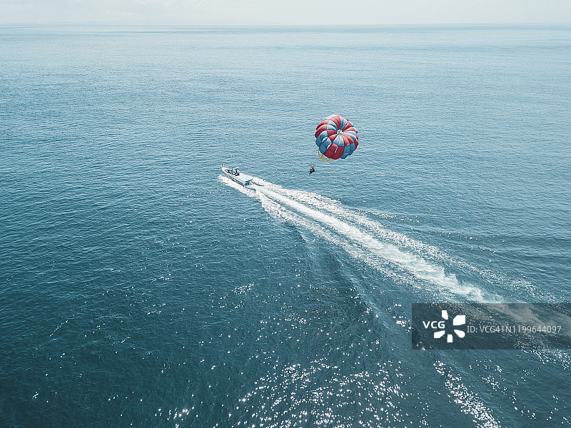 努沙杜瓦，巴厘岛，努沙杜瓦，人的滑翔伞和摩托艇鸟瞰图图片素材
