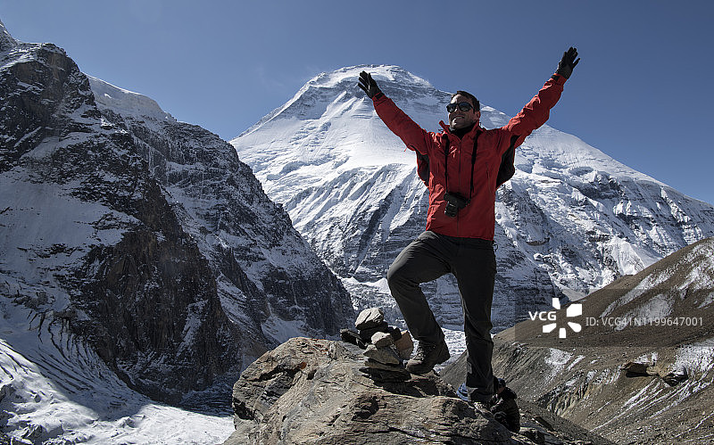 在尼泊尔喜马拉雅山区，道拉吉里赛道上，一名登山者在French Pass山顶欢呼图片素材