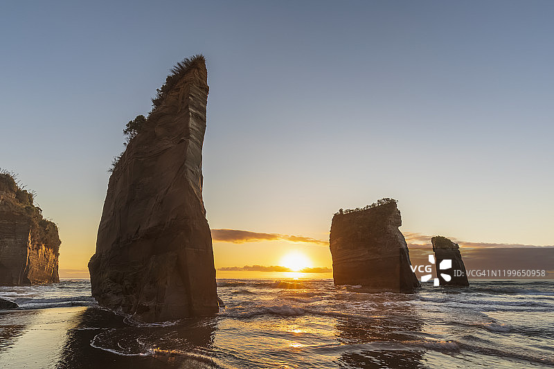 新西兰，新普利茅斯区，汤加普鲁图，日落时三姐妹岩层图片素材