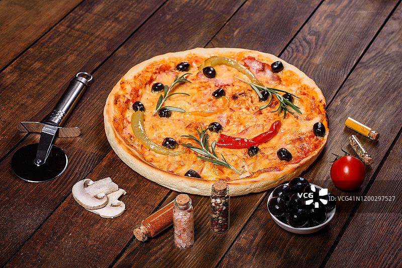 美味新鲜的热披萨映衬着黑暗的背景。披萨，食物，蔬菜，蘑菇图片素材