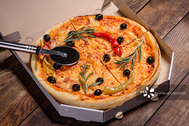 美味新鲜的热披萨映衬着黑暗的背景。披萨，食物，蔬菜，蘑菇图片素材