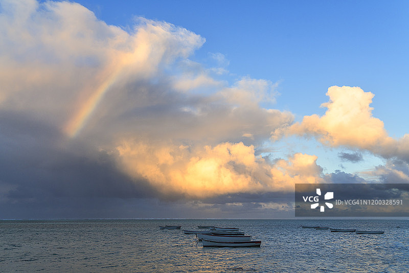 毛里求斯布拉班特热带泻湖上的船只上出现彩虹图片素材