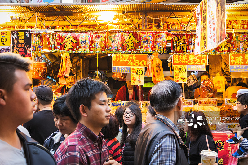 台湾台北市大道城迪化街的年货市场人头攒动图片素材