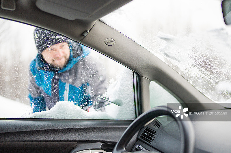 从车窗上刮冰和雪图片素材